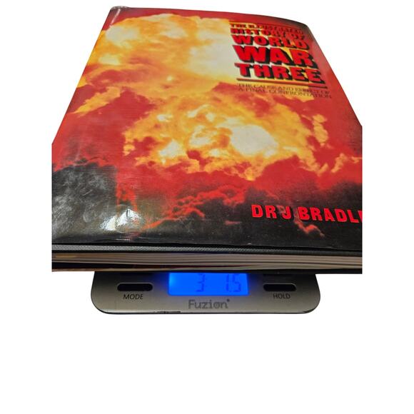 The illustrated history of world War three by Dr J Bradley 0711202524 windward - Picture 6 of 6